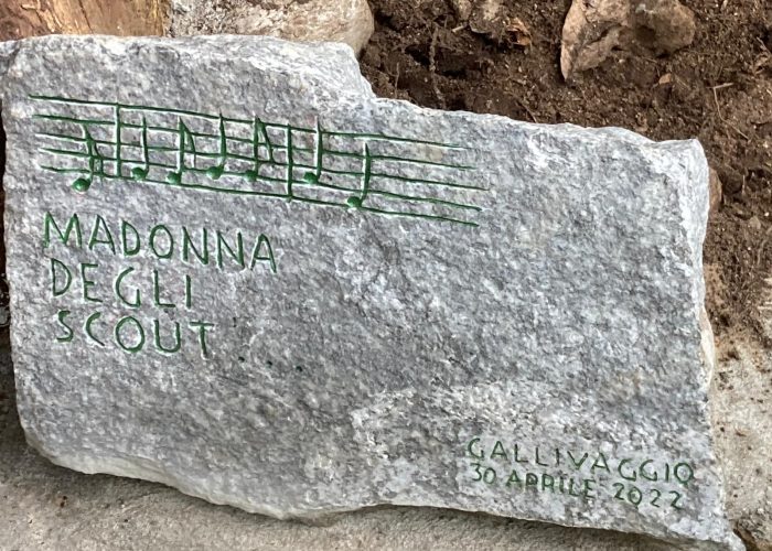 Pietra con incisione Madonna degli scout